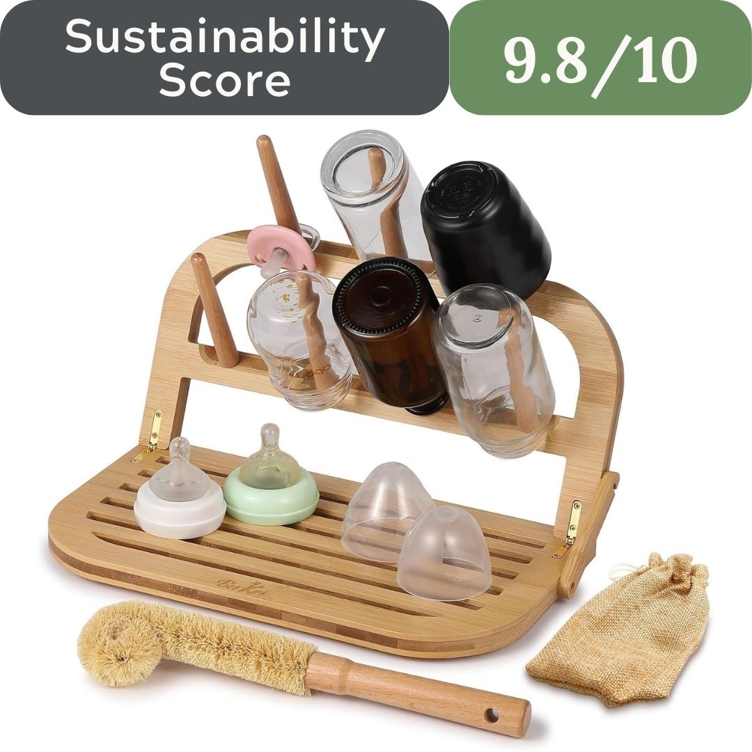 Bamboo kitchen organizer with reusable cups and cleaning brush, sustainability score displayed.