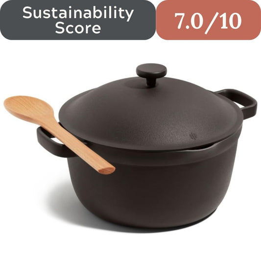 Black pot with wooden spoon on a white background, sustainability score displayed.